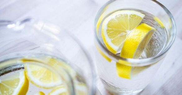Adding lemon juice to water makes it easier to follow the water diet. 