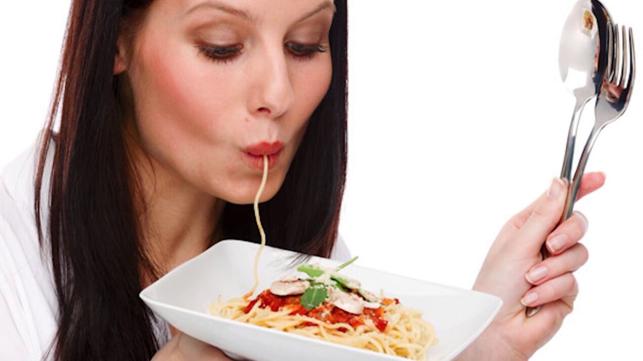 woman eating spaghetti on slimming belly