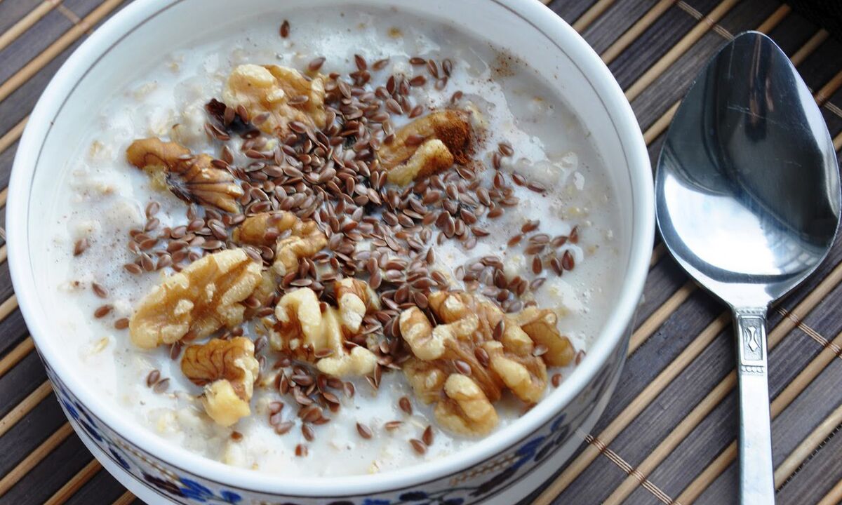 Flaxseed porridge with milk - a healthy breakfast in a diet